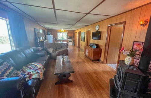 Port McNicoll Cabin | Scenic Lakeside Retreat: Steps from the Beach & Spa