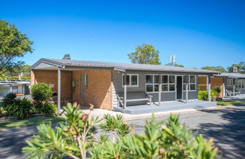 Cudmirrah Resort | Relaxing Lakeside Cabins with Ocean View & Pool Access