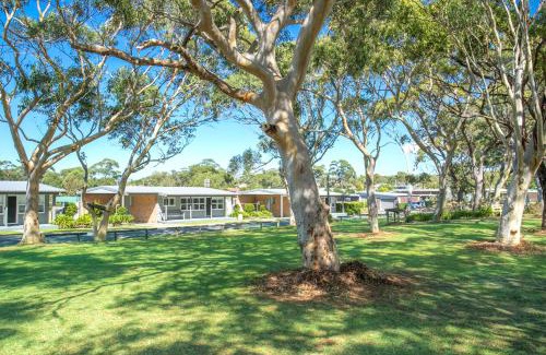 Cudmirrah Resort | Relaxing Lakeside Cabins with Ocean View & Pool Access