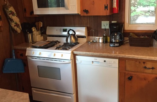 Eidelweiss Village Ski Chalet | Relaxing Lakeside Chalet Near White Mountains Attractions