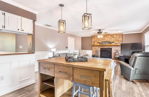 Cicero House | Lakeside Charm 3 BR Hot Tub Fireplace & King Suite