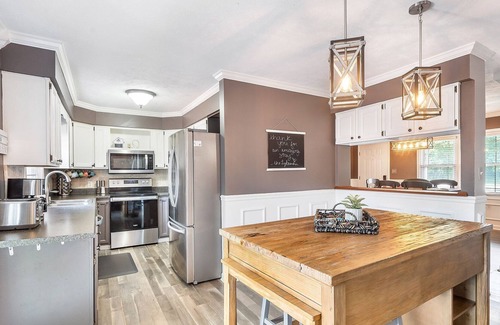 Cicero House | Lakeside Charm 3 BR Hot Tub Fireplace & King Suite