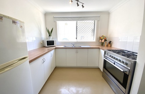 Baldivis Cottage | Tranquil Lakeside Cottage with Ocean and Lake Views