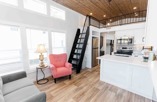 Lincoln House | Lakeview Family Retreat: Stylish Tiny Home with Pool