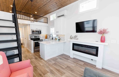 Lincoln House | Lakeview Family Retreat: Stylish Tiny Home with Pool