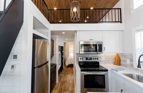 Lincoln House | Lakeview Family Retreat: Stylish Tiny Home with Pool