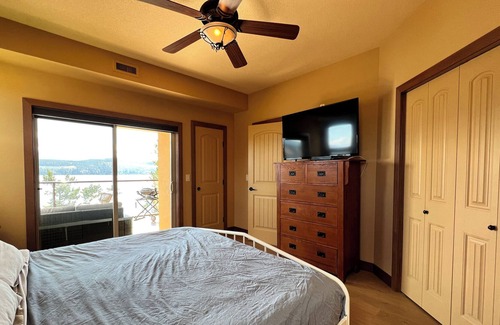 Central Okanagan Condo | Relaxing Lakeside Condo at Lake Okanagan Resort Awaits