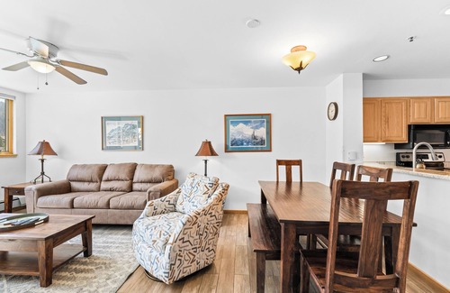 Lakeside Village Condo | Scenic Lakeside Condo with Pool and Mountain Views