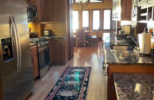 Williamsburg Cottage | Exclusive Lakeside Cottage & Guest Cabin with Ocean View