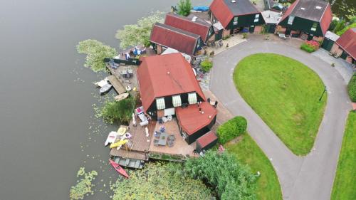 Nieuwe Niedorp House | Pet-Friendly Lakeside Cottage De Rijd with Pool Access