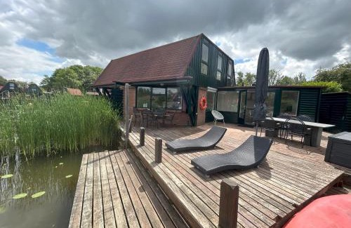Nieuwe Niedorp House | Pet-Friendly Lakeside Cottage De Rijd with Pool Access