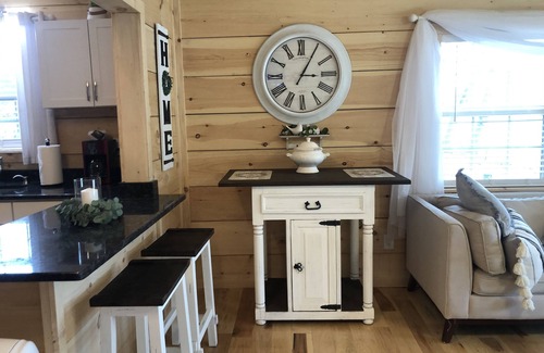 Tunnel Hill Cottage | Relaxing Lakeside Cottage with Deck Fishing & Spa
