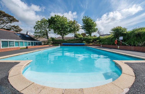 North Buckland Apartment | Discover Lakeside Cottage: Family-Friendly Retreat