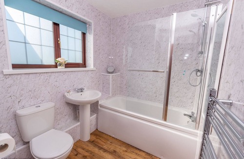 North Buckland Apartment | Discover Lakeside Cottage: Family-Friendly Retreat