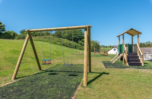 North Buckland Apartment | Discover Lakeside Cottage: Family-Friendly Retreat