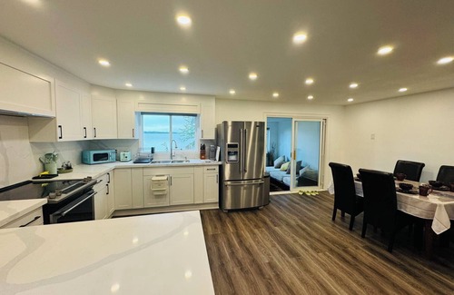 Innisfil House | Lakeside Cottage-Tranquil Retreat by the Water