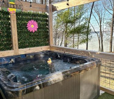 Scottsville House | Scenic Lakeside Cottage with 3 Bedrooms and Family Amenities