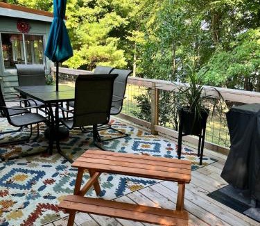 Scottsville House | Scenic Lakeside Cottage with 3 Bedrooms and Family Amenities