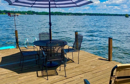 Cobb Cottage | Ideal Lakeside Cottage with Boathouse and Scenic Views