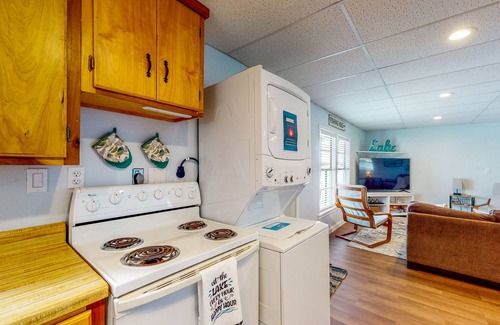 Bowie House | Lakeside dog-friendly retreat with covered patio