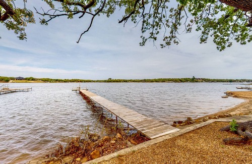 Bowie House | Lakeside dog-friendly retreat with covered patio