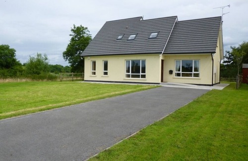 Belturbet House | Inviting Lakeside Bungalow with Spa and Ocean Views