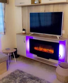 Berwick-upon-Tweed Resort | Pet-Friendly Retreat at Lakeside East 16 - Haggerston Castle