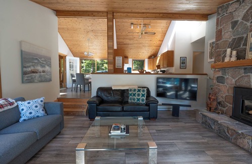 Torrance House | Lakeside Escape in Muskoka