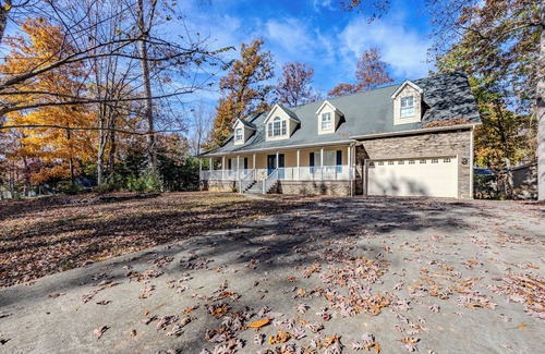 Locust Grove House | Lakeside Escape- it is a quiet and peaceful space, with beautiful views!