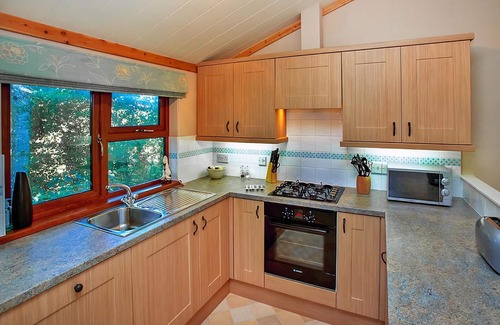 Westcott Ski Chalet | Cozy Two-Bedroom Retreat in Cullompton with Spa & Hot Tub