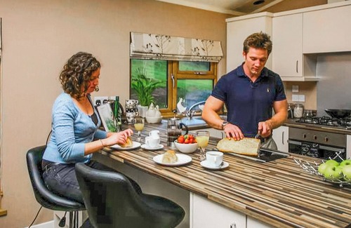 Westcott Ski Chalet | Cozy Two-Bedroom Retreat in Cullompton with Spa & Hot Tub