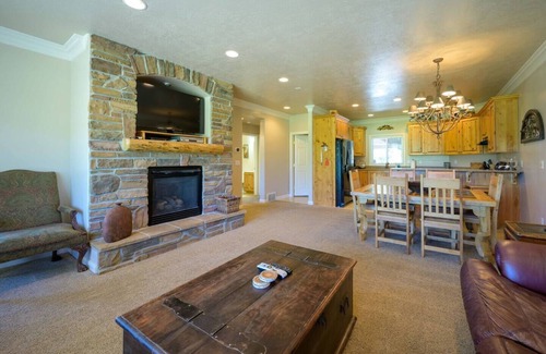 Ogden House | Unwind at Lakeside Escape with Hot Tub and Spa Amenities