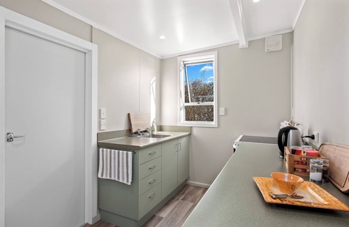 Motuoapa Cottage | Relaxing Lakeside Escape at Motuoapa Holiday Home