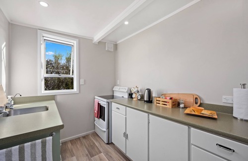 Motuoapa Cottage | Relaxing Lakeside Escape at Motuoapa Holiday Home