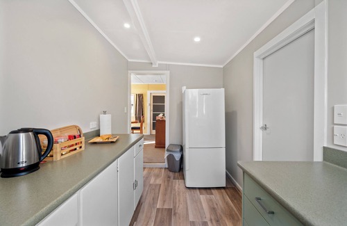 Motuoapa Cottage | Relaxing Lakeside Escape at Motuoapa Holiday Home