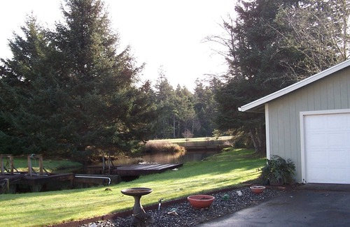 Ilwaco House | Pet-Friendly Lakeside Family Retreat with Spa & Breakfast