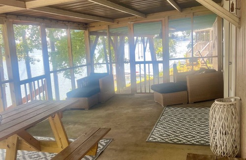Leesburg House | Waterfront Cabin with Boat Lift & Top 9.4/10 Guest Rating