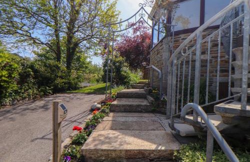Maenporth Apartment | Relaxing Lakeside Retreat: 4-Star with Pet-Friendly Amenities