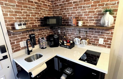Lone Oak House | Pet Friendly Lakeside Haven #206 with Kitchen & Breakfast