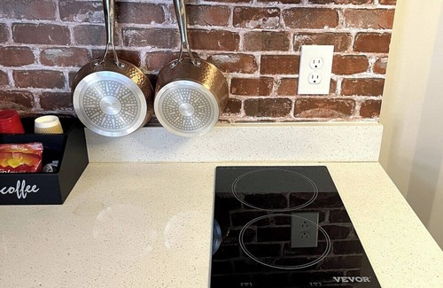 Lone Oak House | Pet Friendly Lakeside Haven #206 with Kitchen & Breakfast
