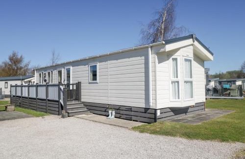 Yealand Conyers House | Family-Friendly Lakeside Haven: Pet Welcoming Retreat