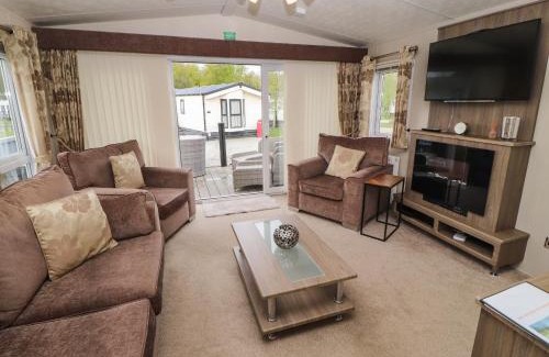 Yealand Conyers House | Family-Friendly Lakeside Haven: Pet Welcoming Retreat
