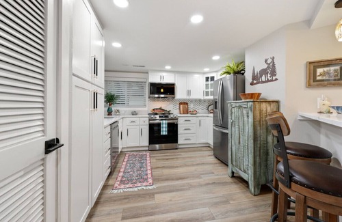 East Olympia House | Serene Lakeside Haven in Olympia - Rated 10/10 by Guests