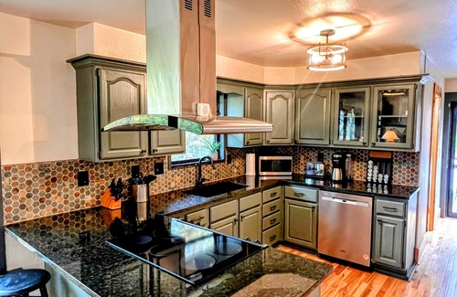 Kingston House | Scenic Lakeside Haven: Spa Retreat with Wooded Trails