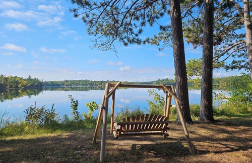 Nevis Cabin | Lakeside hideaway in the woods