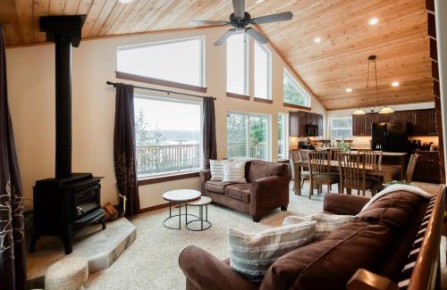 Coeur d'Alene House | Pet-Friendly Lakeside Hideaway for Family Getaways