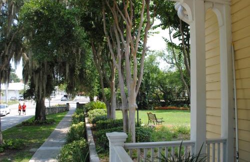 Mount Dora Hotel | Pet-Friendly Lakeside Inn with Private Beach & Pool Access