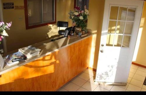 Mathis Hotel | Comfortable Lakeside Inn & Suites with Breakfast Included