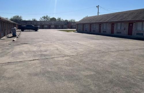 Mathis Hotel | Comfortable Lakeside Inn & Suites with Breakfast Included