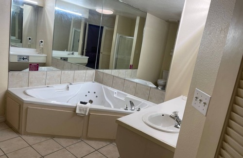 Mathis Hotel | Relax at Lakeside Inn & Suites with Family-Friendly Amenities
